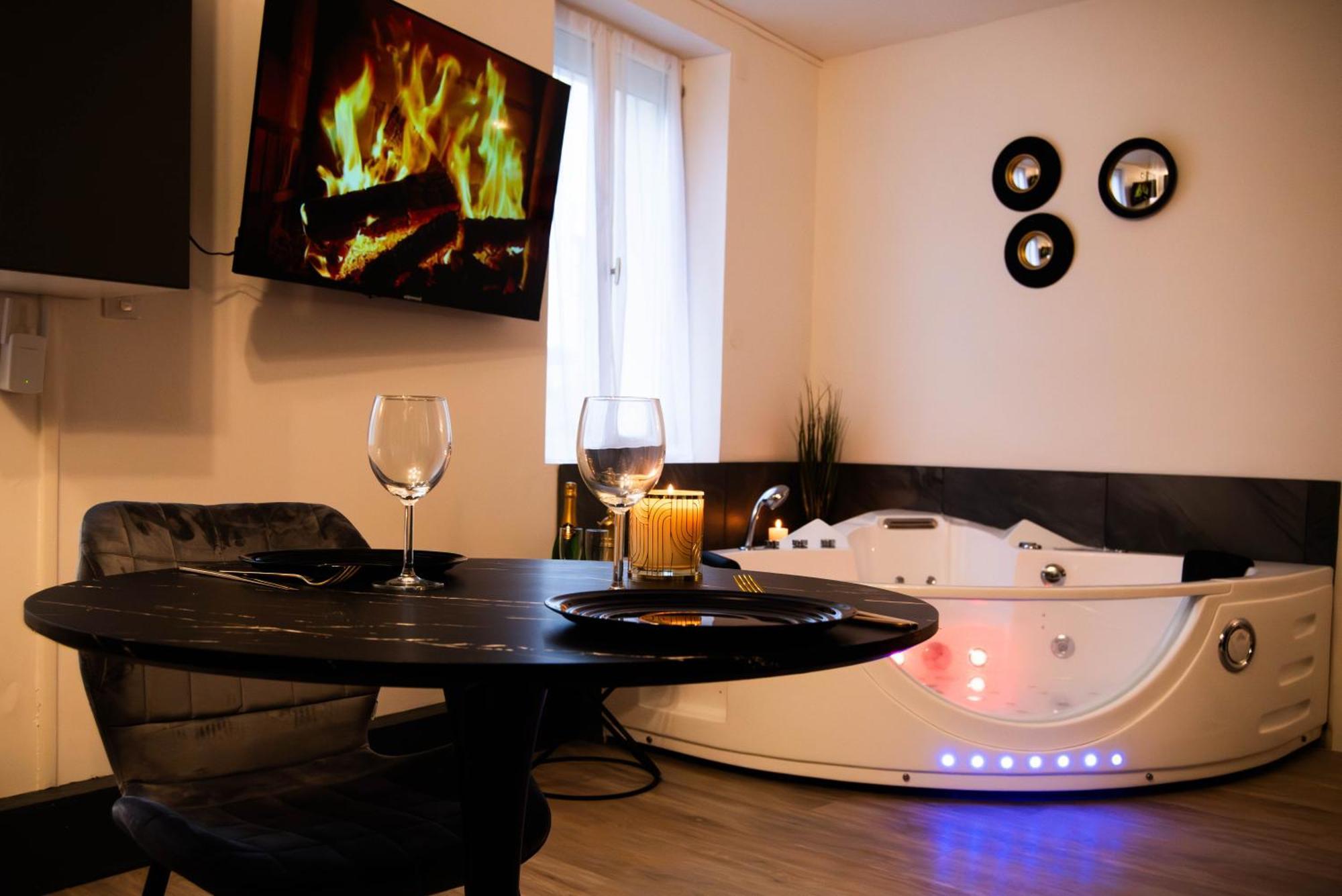Suite Romantique Jacuzzi Moulins  Exterior photo