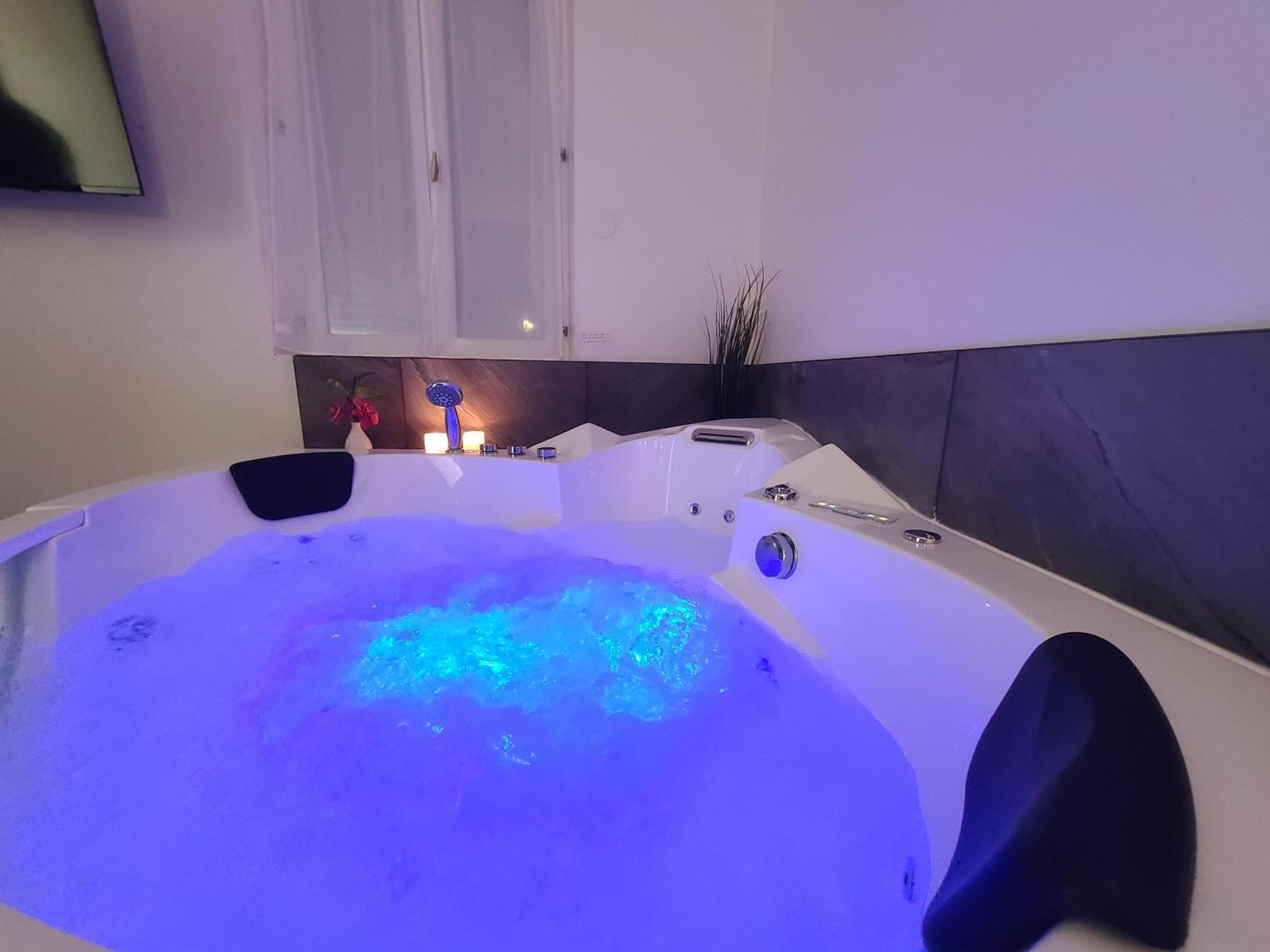 Suite Romantique Jacuzzi Moulins  Exterior photo